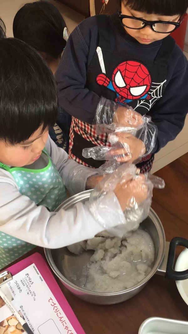 こんにゃく作りレッスンは子供達に大人気！
