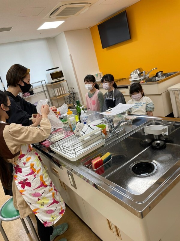広々とした清潔な調理室でのレッスンは子供に最適です。