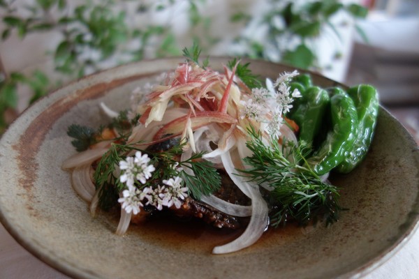お庭のハーブを飾り、いつものお料理が盛り付けで華やかに