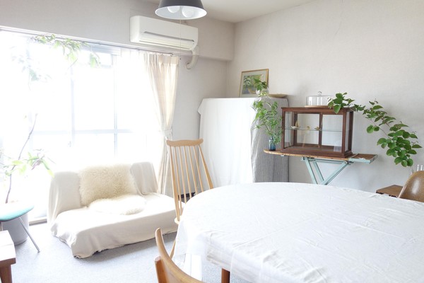 レッスンルーム　部屋にはお庭の草花を活け季節を身近に
