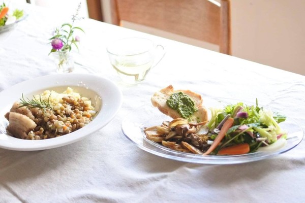 テーブルには季節の草花、お野菜は農家さんの無農薬野菜を
