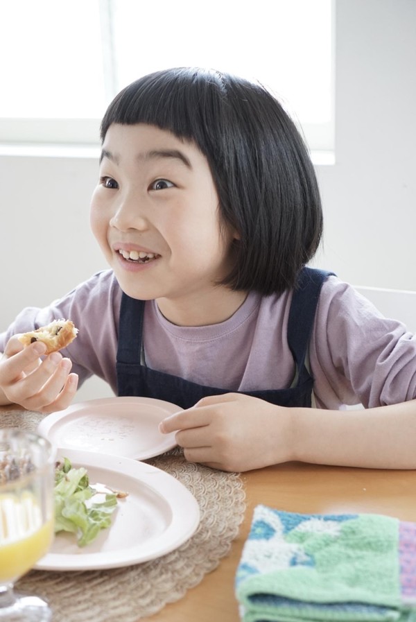 自分で作ったパンを食べてこの表情♡