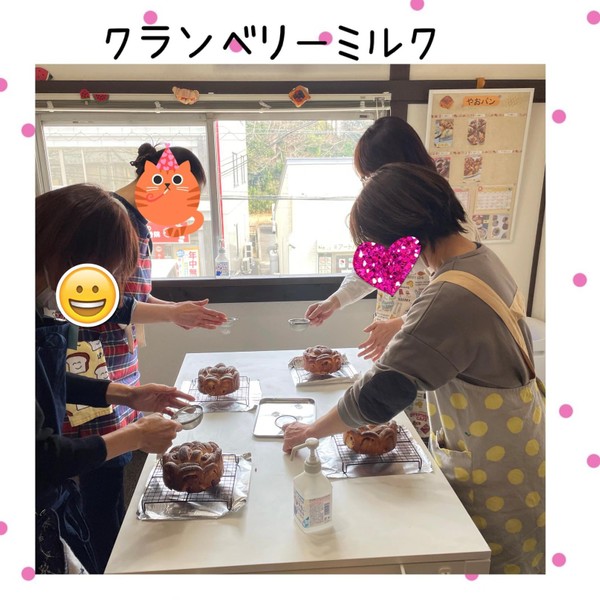 美味しそうに焼けました。皆さん、丁寧に粉糖かけて仕上げです