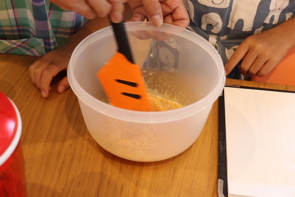 親子でケーキ作り♪楽しそうに取り組んでいました。