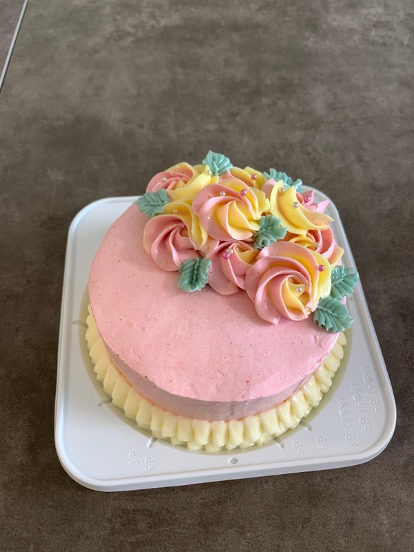 バタークリームで作る簡単バラのケーキになります。