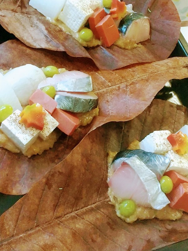 11月　朴葉焼き　葱味噌に海の幸山の幸