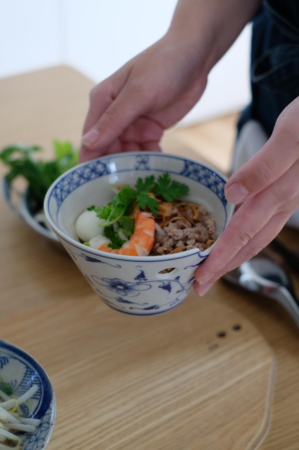出来上がったお料理はベトナムの器に盛ってコーディネート。