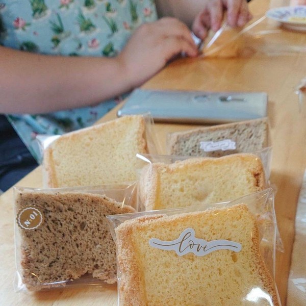 シフォンケーキをお持ち帰り用に可愛くラッピングもします。