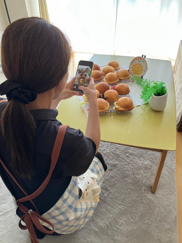 作った作品を皆んなで写真撮影してます。