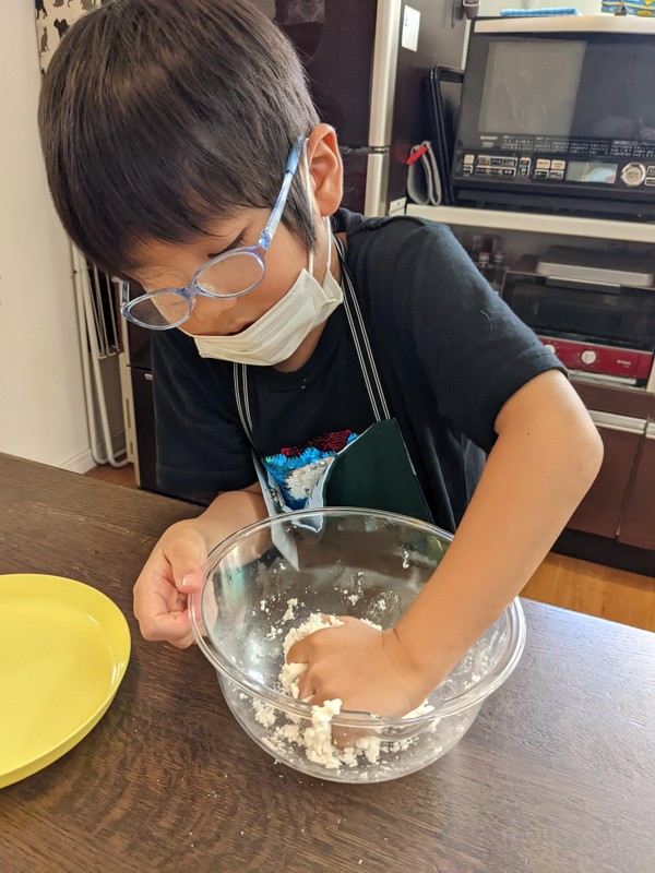 白玉団子の材料を混ぜているところです