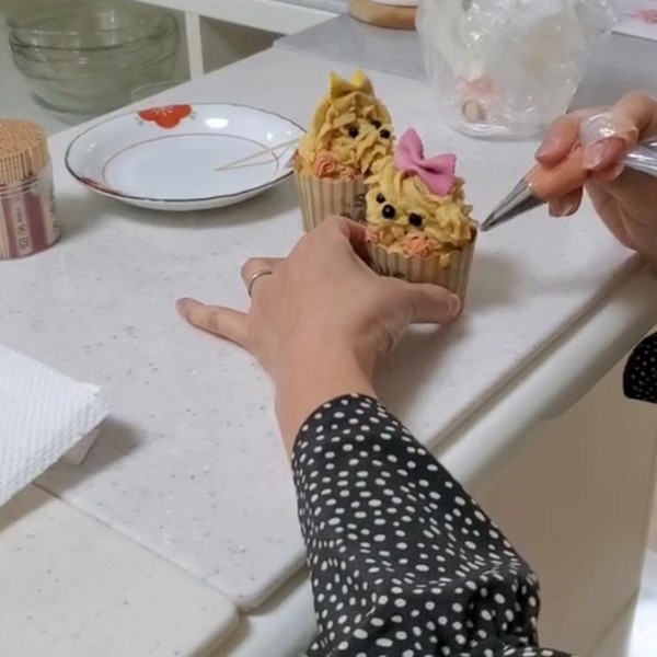 ワンちゃん用カップケーキにデコレーションします
