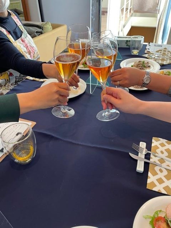 毎年恒例クリスマスレッスンのスパークリングで乾杯！
