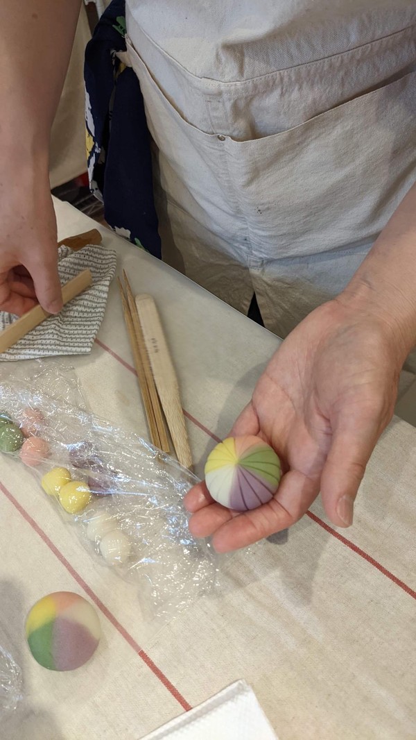 春の訪れを祝う練切、手毬を作っています。