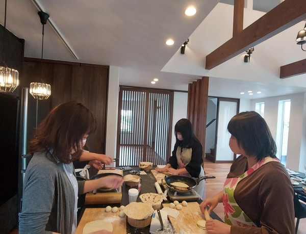 春餅レッスン風景