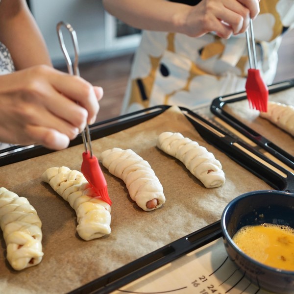 焼成前に卵を塗って、焼き上げます。
