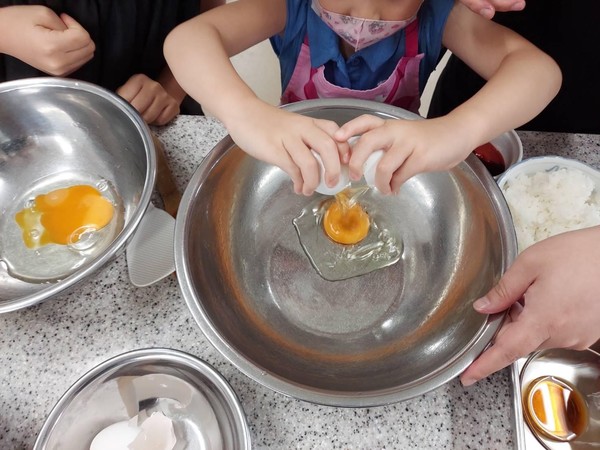 幼児から大人までを対象にした幅広い内容の料理レッスン