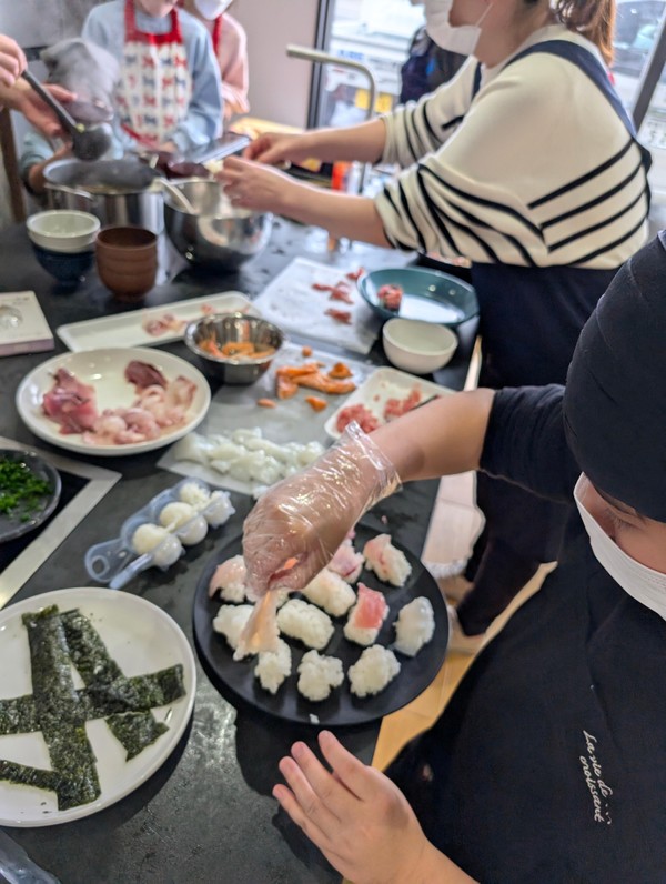 魚屋さんのにぎり寿司体験。生魚を初めて食べられたお子さんも！