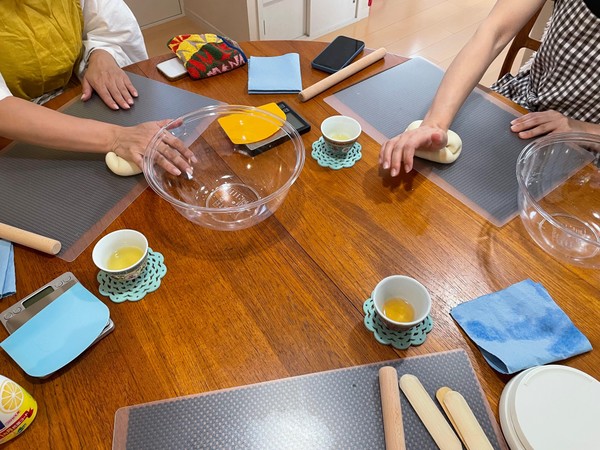 粉から水餃子の皮を作ります。