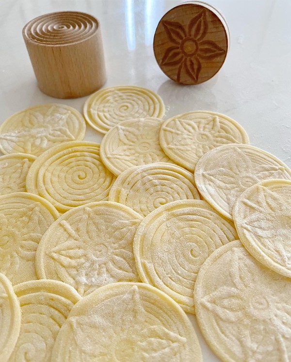 専用の型で作るコルツェッティ