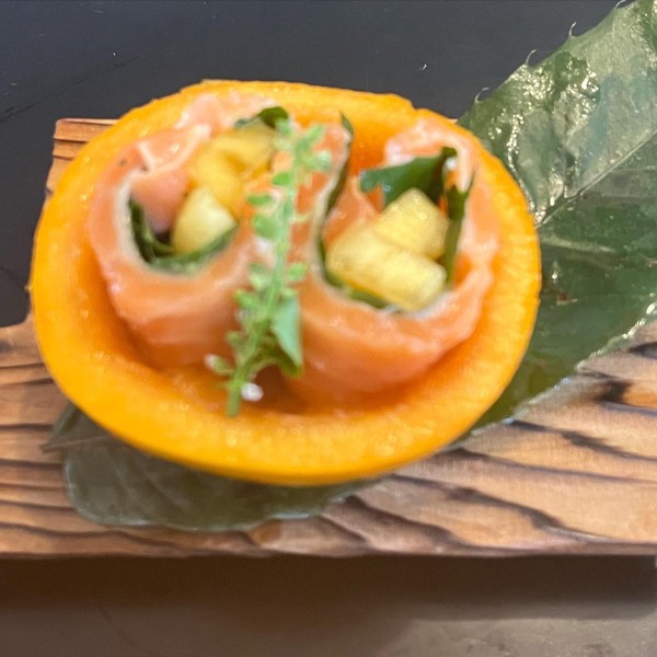 10月のお料理「柿の身巻きサーモン・柿釜」です。