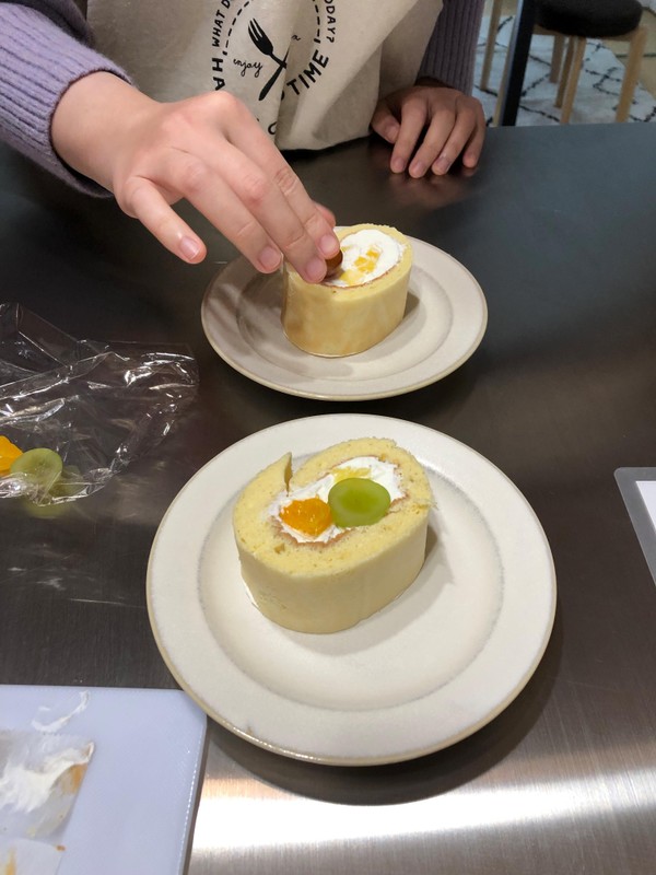 ロールケーキの盛り付け