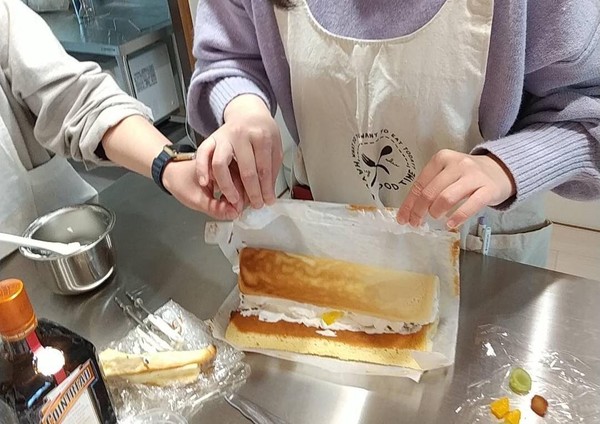 ドキドキのロールケーキ巻き