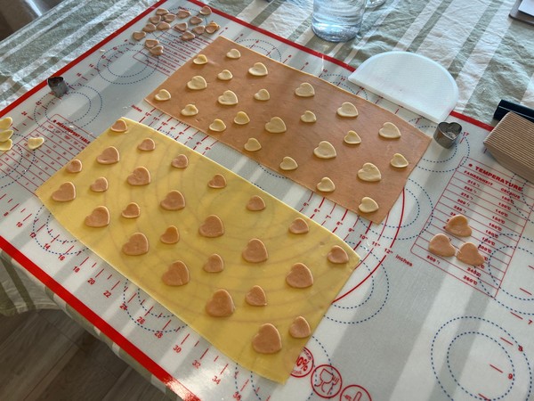ハート柄のパスタを作っている途中です。皆様可愛い！と大好評。