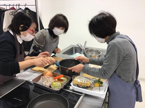 お料理ベテランの女性も楽しく学ばれています