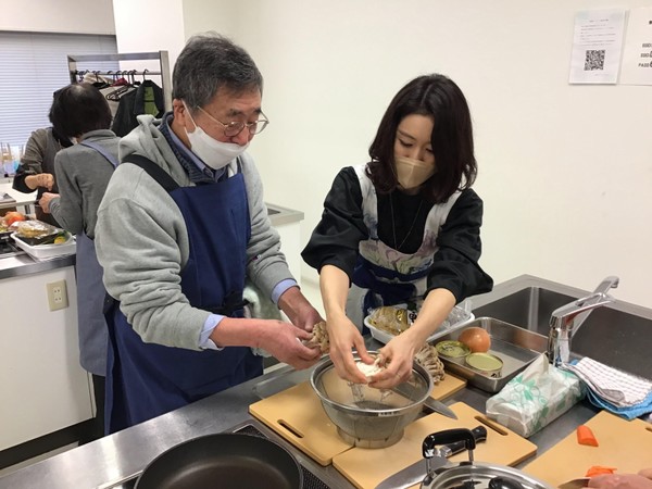 お料理初心者の男性を他の生徒さんがサポート