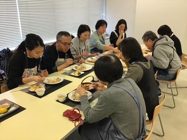 みんなでいただきます！楽しいおしゃべりが何よりのごちそう！