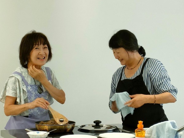 共同作業で自然と仲良く笑顔に。