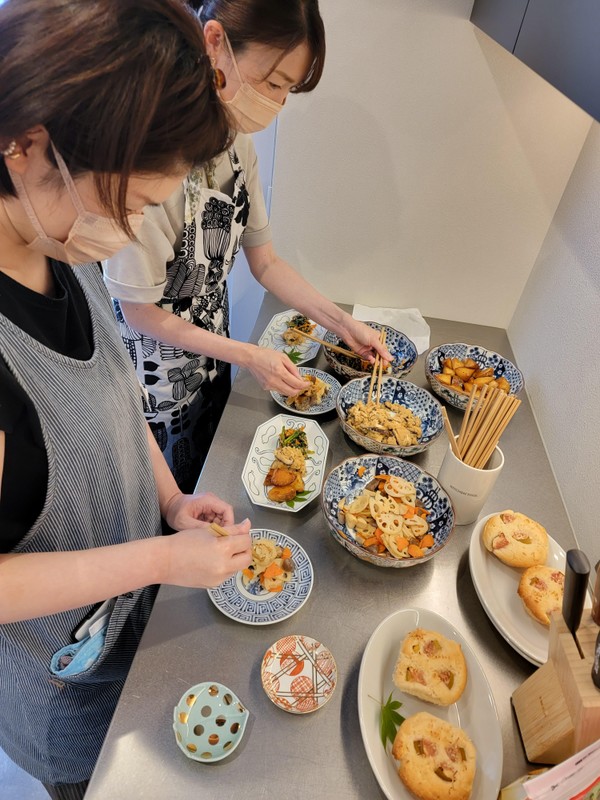 皆さんで楽しく盛り付け作業を行います。