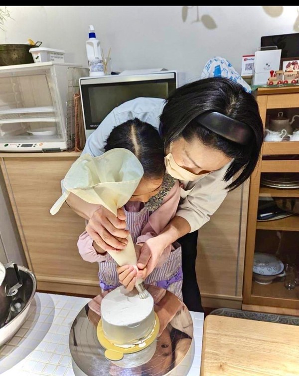 お子様向けのレッスン。初めてのケーキ作り大成功！