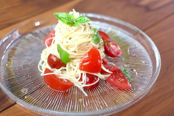 フレッシュトマトとバジルのカッペリーニ（冷製パスタ）