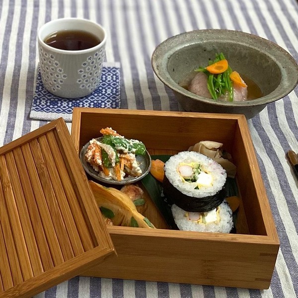 春色の巻き寿司をお弁当箱に盛り込みました。