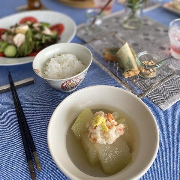 夏にたくさん出回る冬瓜は海老と一緒に優しくたき上げました。