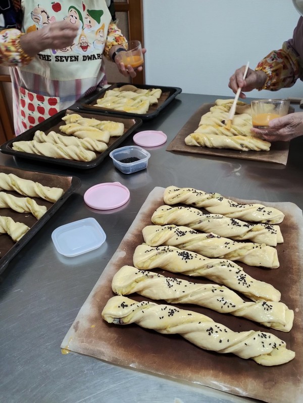 おさつスティックの焼成前の仕上げ。
