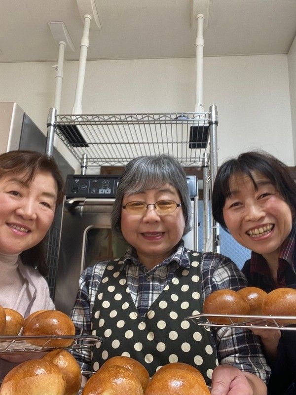 焼きたてのパンをもって、オーブンの前で！