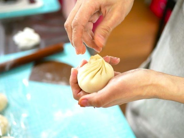 小籠包は美味しい餡をたっぷり入れます。