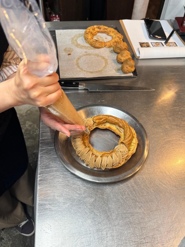 自家製プラリネでつくるパリブレスト。