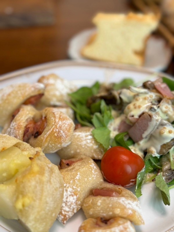 レッスンランチ風景、講師が焼いたパンと軽食付きです