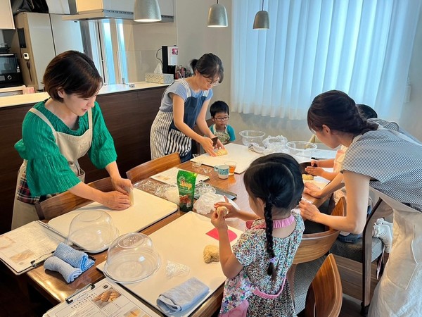 親子で一生懸命捏ねている様子です🎶