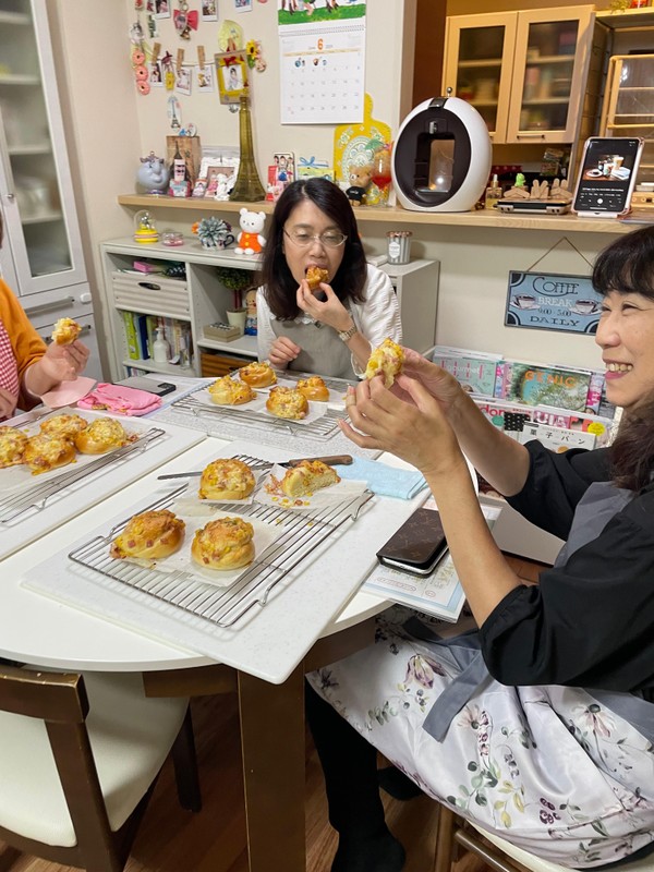 完成した焼きたてのパンは、その場でも召し上がっていただけます