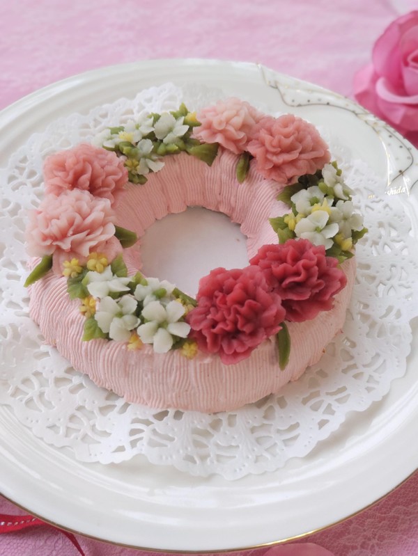 フワフワシフォンのリングケーキ。
季節に合せたお花を飾ります