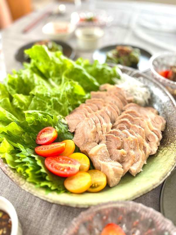 『醤油麹を極めるレッスン』では
塊肉を使ったポッサム作りも。
