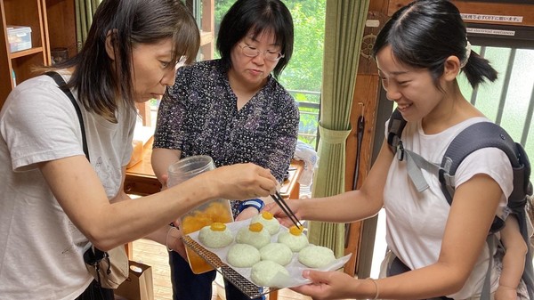 よもぎ入りの米パン
上に発酵きんかんを乗せました♪