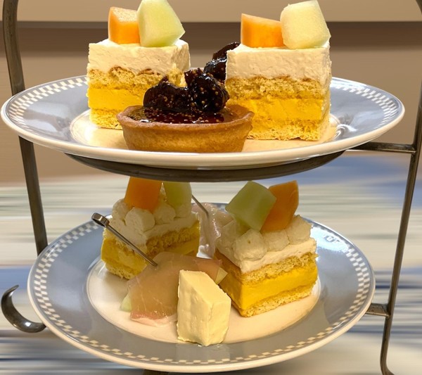 メロンのケーキと、いちじくのコンフィチュールのタルトレット