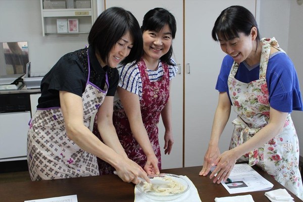生地作りなどはチームで楽しく♪