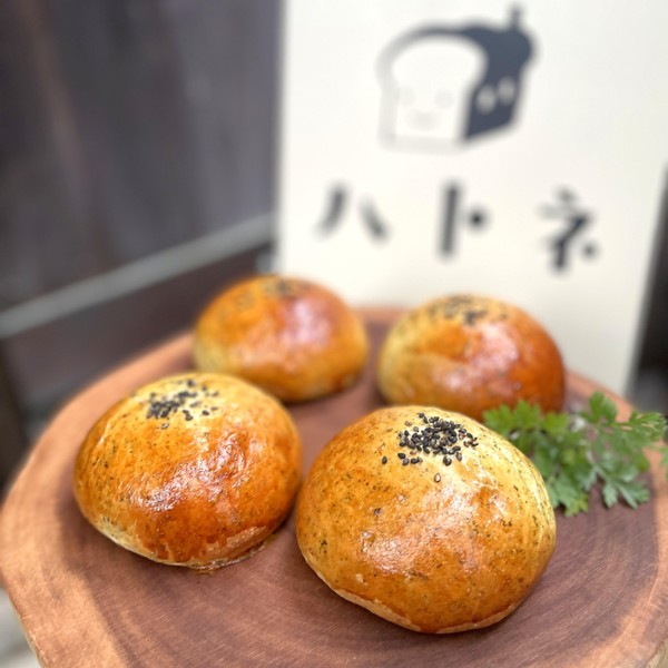 春のよもぎあんぱん。季節限定のパンもありますよ♩