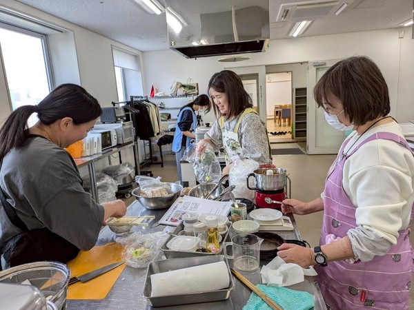 調理室で楽しく作っています♪ご試食室あります。